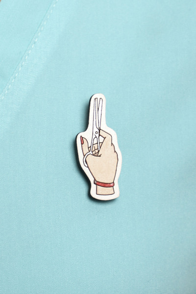 Брошь "Рука парикмахера" (Дерево) Брошь "Рука парикмахера" (Дерево)