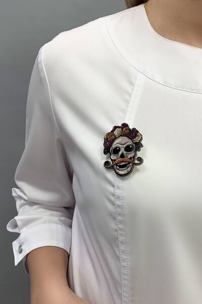 Брошь "Усатый череп" (Дерево) Брошь "Усатый череп" (Дерево)