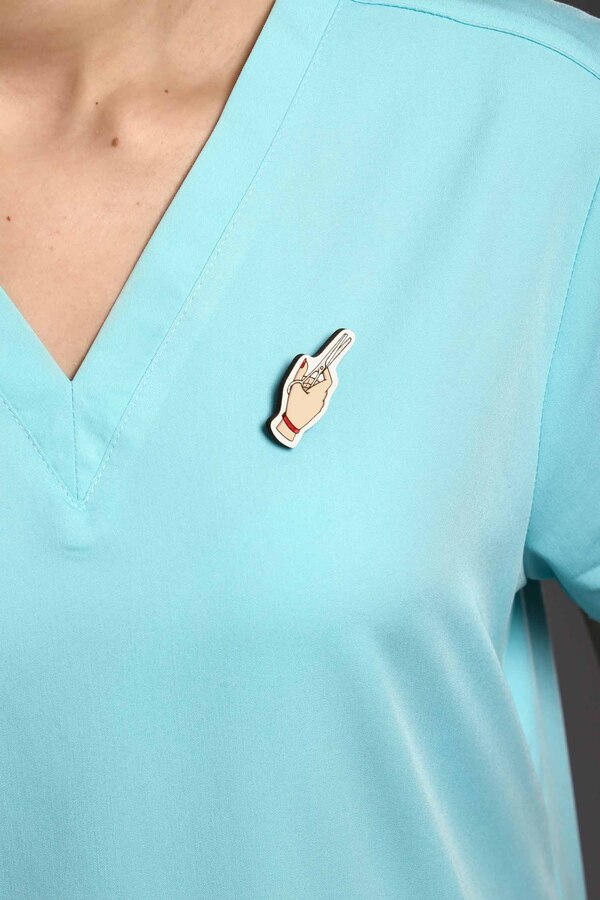 Брошь "Рука парикмахера" (Дерево) Брошь "Рука парикмахера" (Дерево)